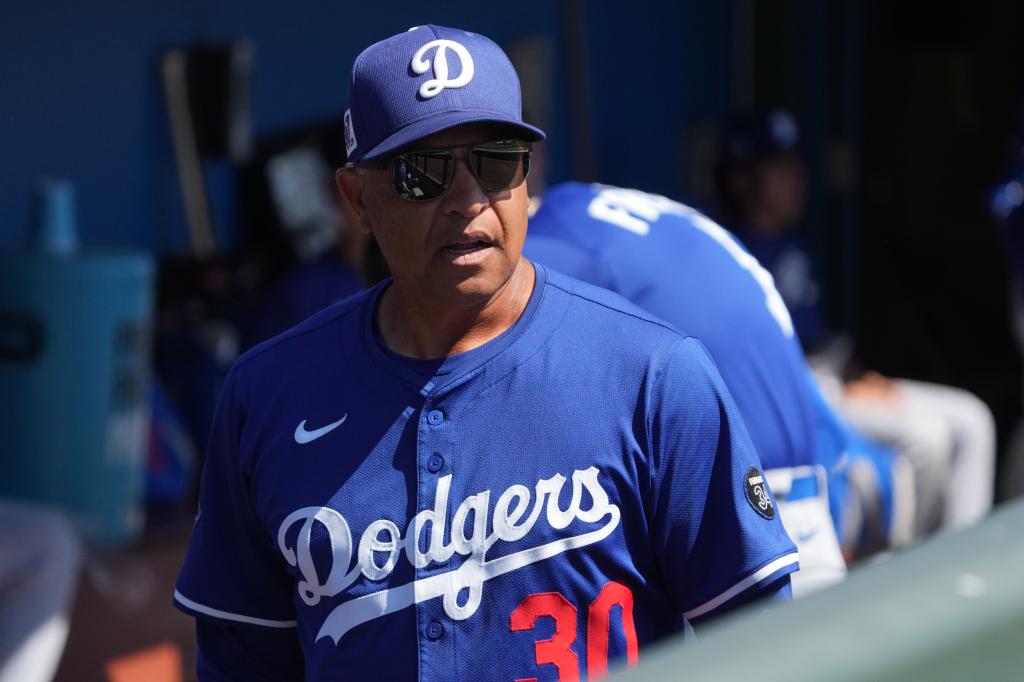 Dodgers sign Dave Roberts to record .4 million contract