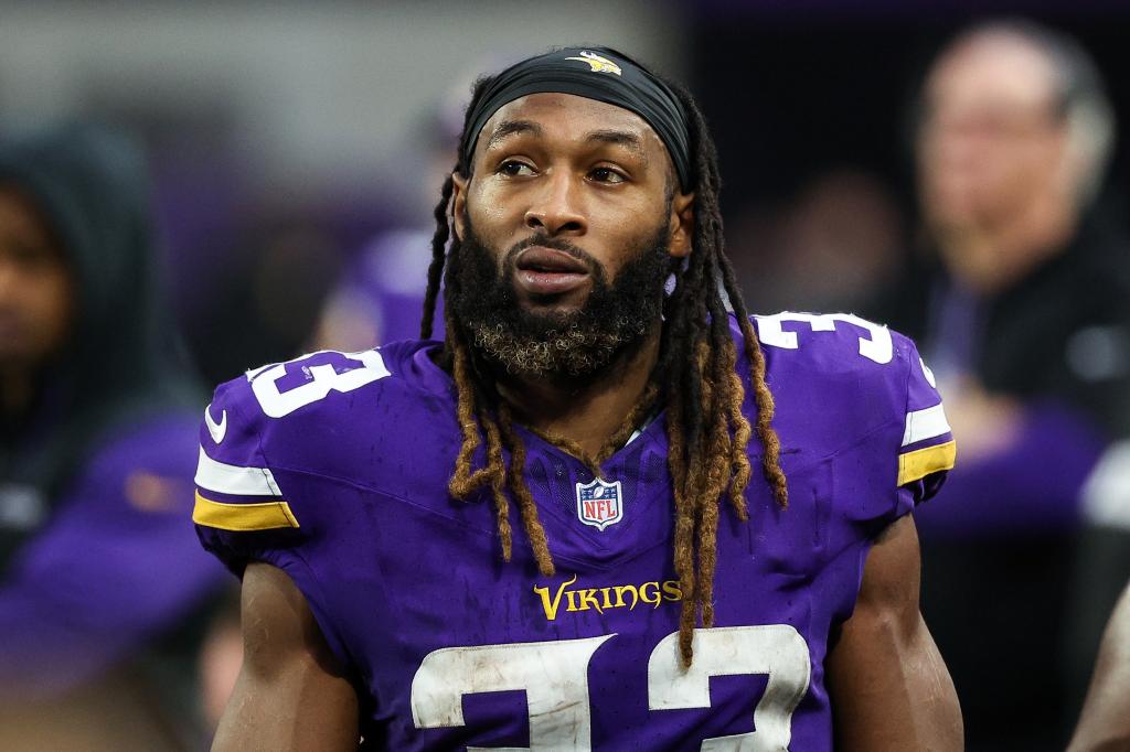 Aaron Jones re-signing with Vikings on  million contract