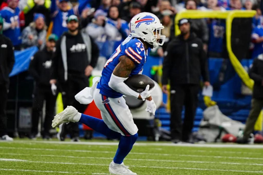 Bills give star Christian Benford four-year,  million extension