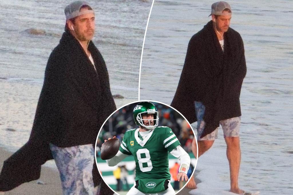 Aaron Rodgers takes solo beach stroll as free agency decision looms