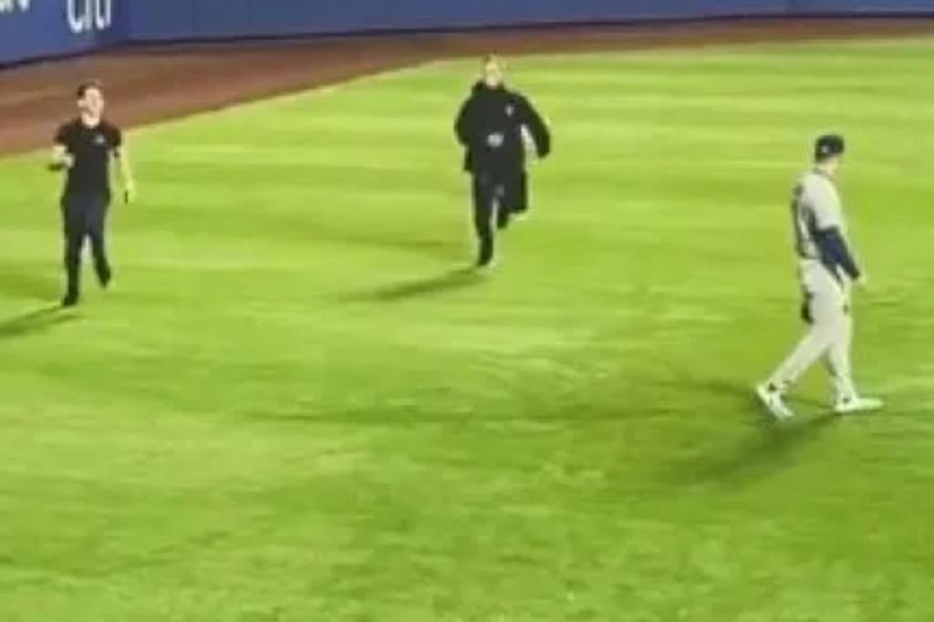 Fan sprints on Citi Field briefly delaying Mets-Blue Jays game