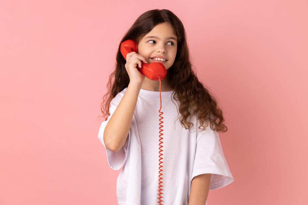 Mom teaches kids to use landline
